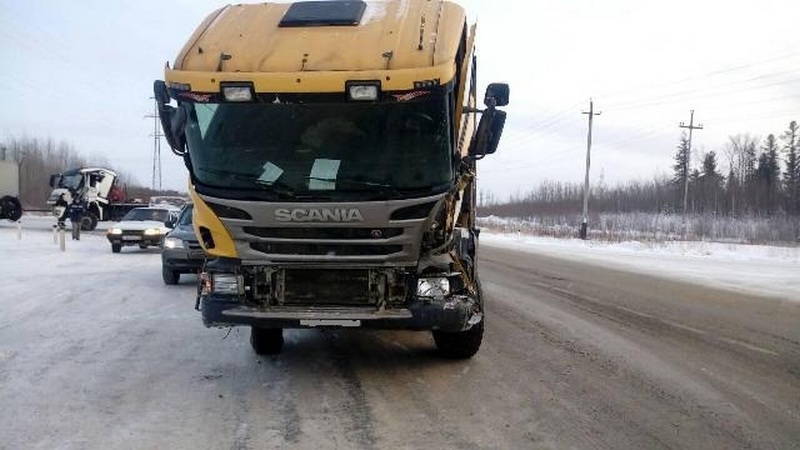 Не предоставил преимущество в движении: в Нефтеюганском районе столкнулись два грузовика
