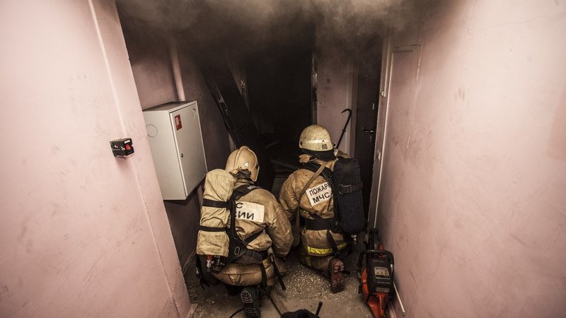 Причиной пожара в сургутской 17-этажке могла стать непогашенная сигарета 