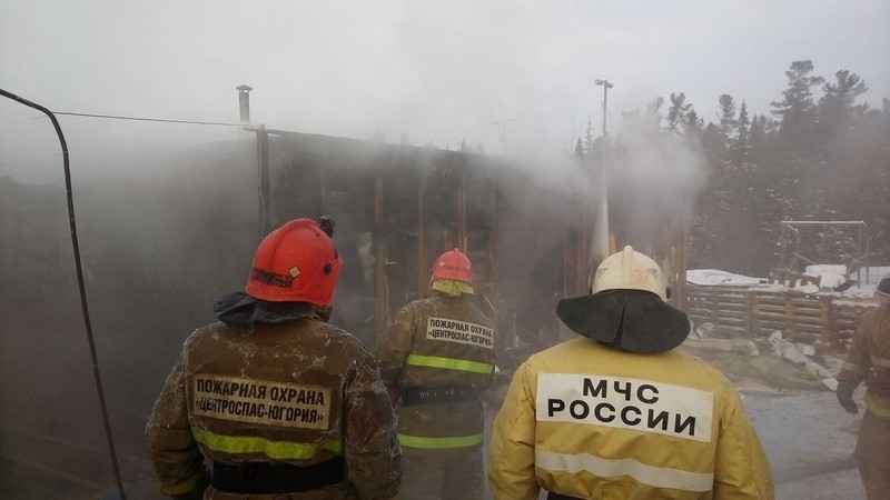 Пожар в сургутском дачном кооперативе. Хозяин дома госпитализирован. ФОТО