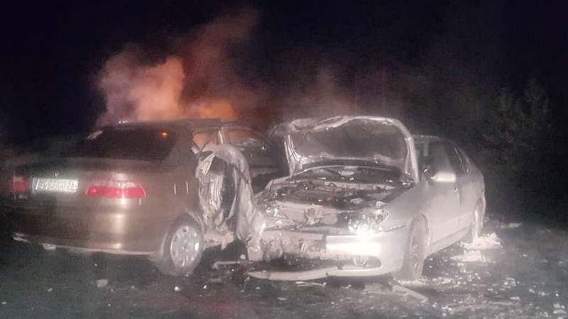 На дороге Сургут-Нижневартовск "Ниссан" столкнулся с "Фиатом" на встречной: пострадали два человека. ФОТО