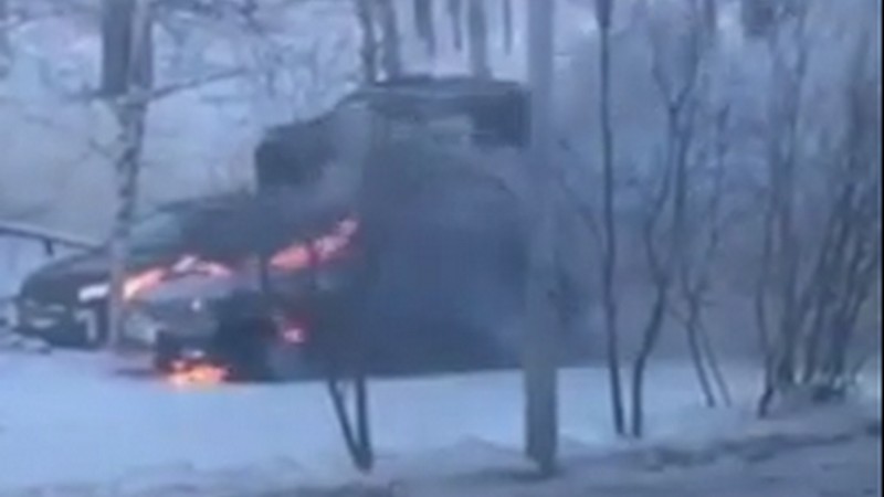 Морозы спровоцировали волну пожаров. В Сургуте за утро сгорели 2 автомобиля. ВИДЕО