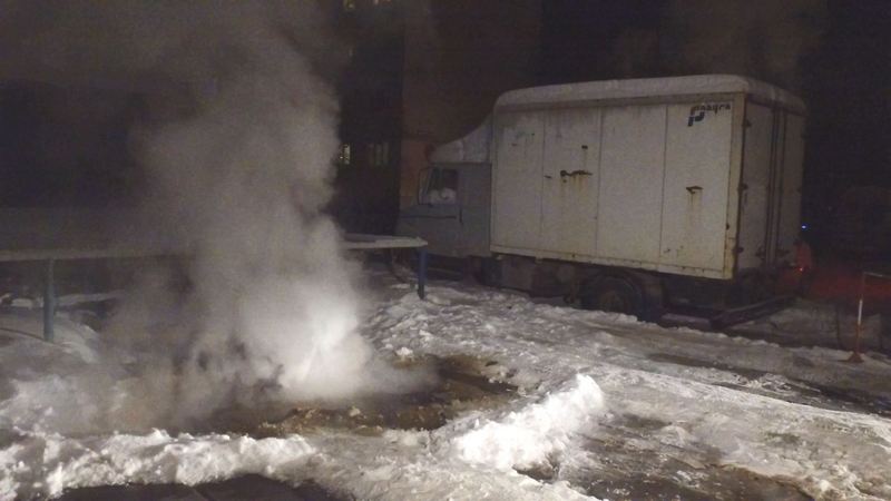 Ржавые трубы и мороз привели к порыву центральной трубы отопления на улице 50 лет ВЛКСМ в Сургуте