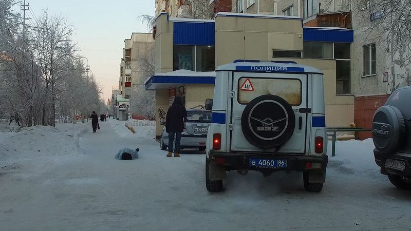 В Сургуте мужчина скончался на улице посреди тротуара