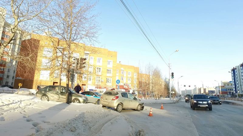 ДТП на одном из перекрестков Сургута. Удар пришелся на сторону, где сидел 3-летний ребенок. ФОТО