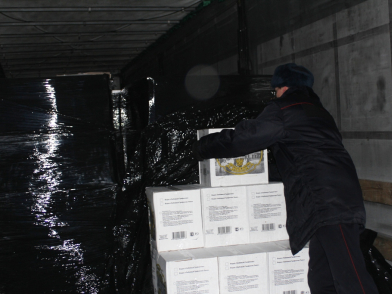 В  Сургутском районе  остановили фуру, перевозившую тысячи бутылок нелегальной водки под видом масла