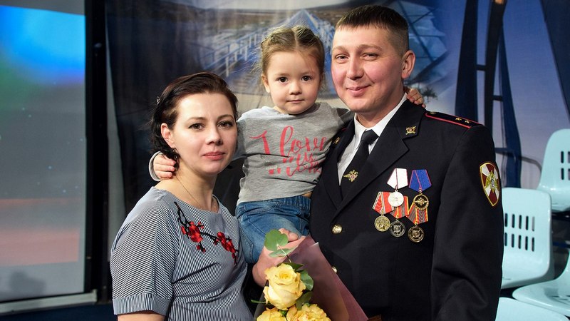 За спасение девочки при пожаре: росгвардеец из Сургута назван «Мужчиной года» 