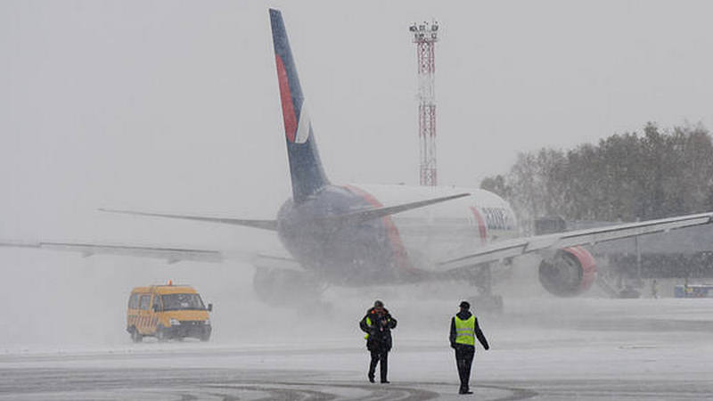 Из-за снегопада в Москве задержаны и отменены авиарейсы