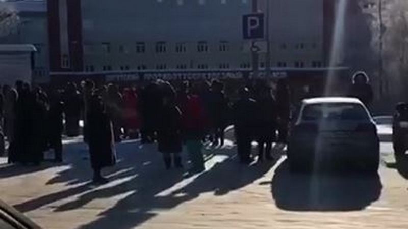 СРОЧНО! Массовая эвакуация в сургутском тубдиспансере из-за угрозы взрыва. ВИДЕО