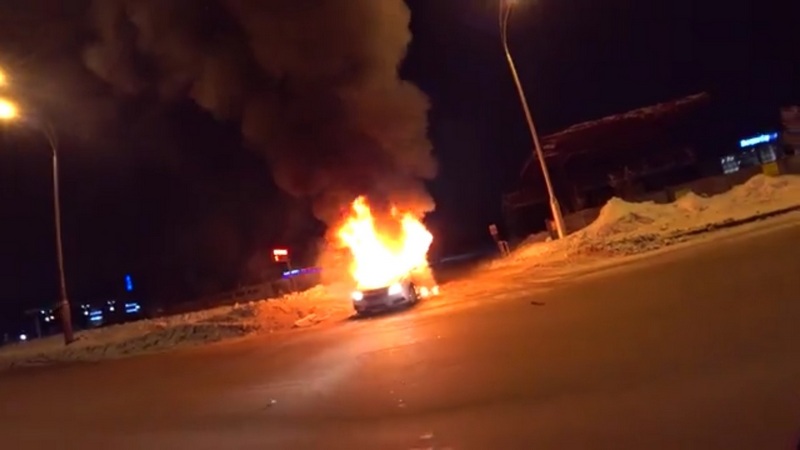 В Югре возле заправки взорвался автомобиль с водителем