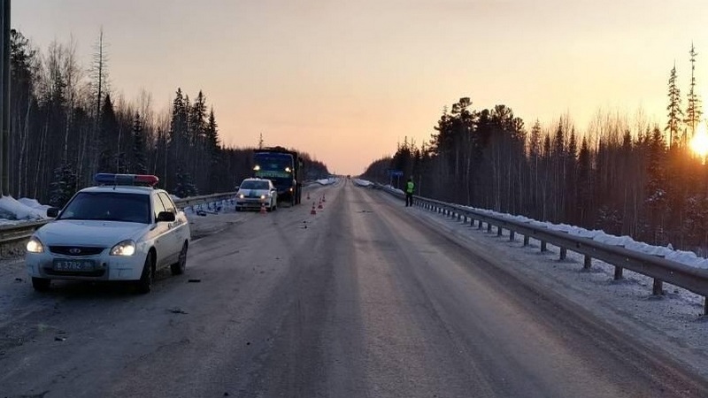 На трассе "Тюмень-Ханты-Мансийск" в ДТП с грузовиком погиб водитель легковушки