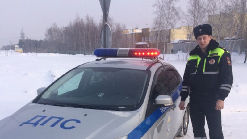 Сотрудник ГИБДД спас замерзающего на трассе вартовчанина