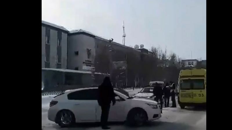  Сегодня в Сургуте столкнулись «Шевроле» и «Тойота»: пострадал один человек. ВИДЕО