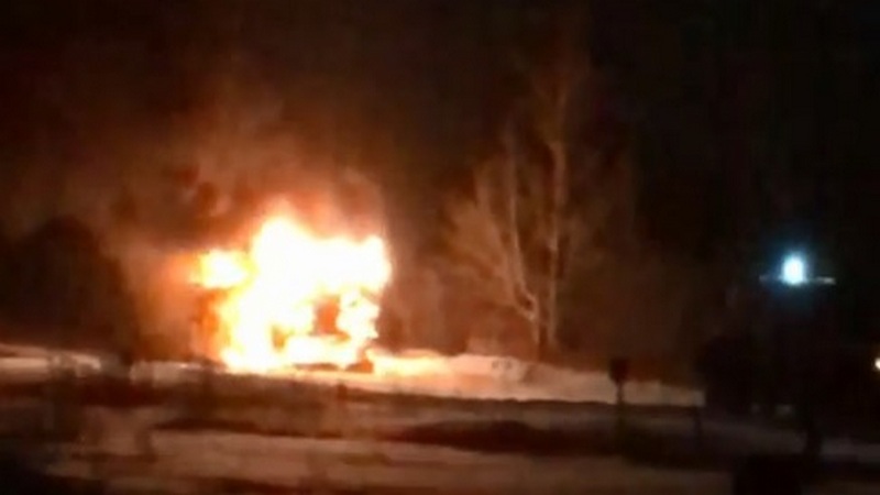В Сургутском районе при пожаре в автомобиле пострадали три человека. Все они в тяжелом состоянии