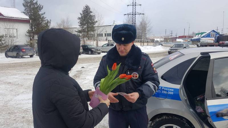 «Будьте бдительны и любимы»: стражи правопорядка в Сургуте и районе поздравили автолюбительниц с 8 Марта