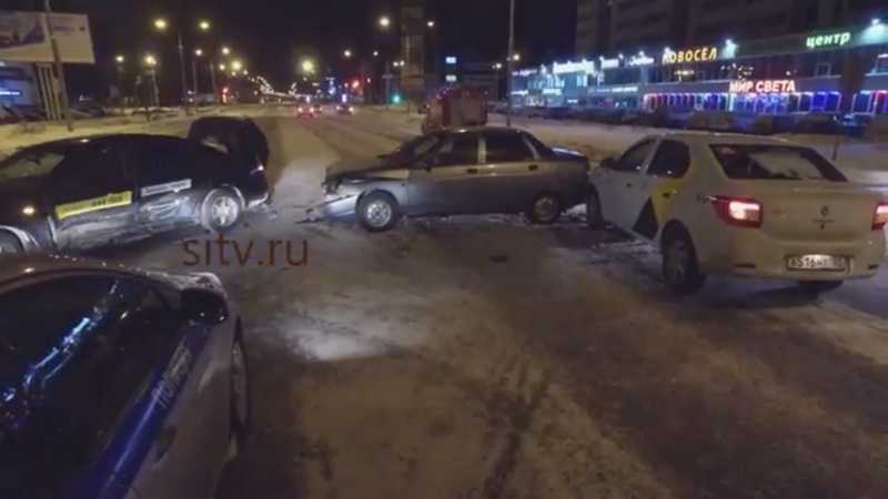 Тройное ДТП ночью в Сургуте: пострадали женщина и 9-летний ребенок. ВИДЕО