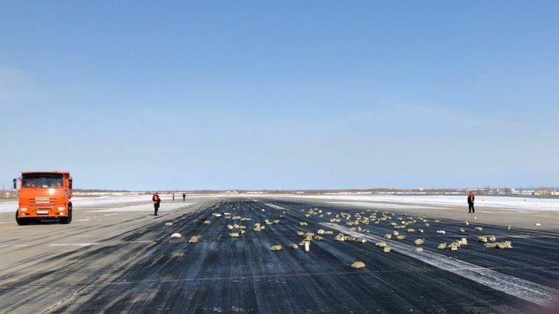 Самолет рассыпал тонны чукотского золота в аэропорту Якутии. ФОТО