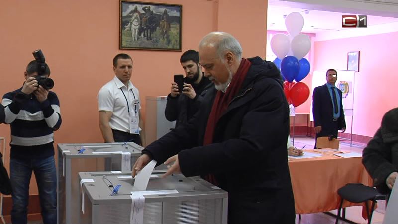 Глава Сургута пришел на избирательный участок в числе первых 