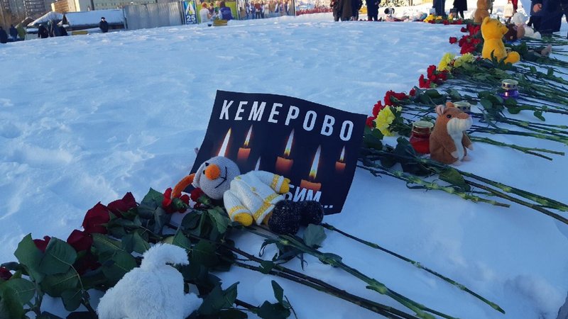 «Кемерово, мы с тобой!». Сотни людей собрались на  площади перед СурГУ. ФОТО