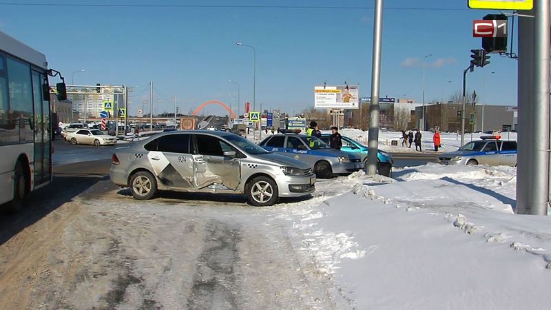 Два сургутянина оказались в «травме» из-за автоледи, которая проехала на «красный»