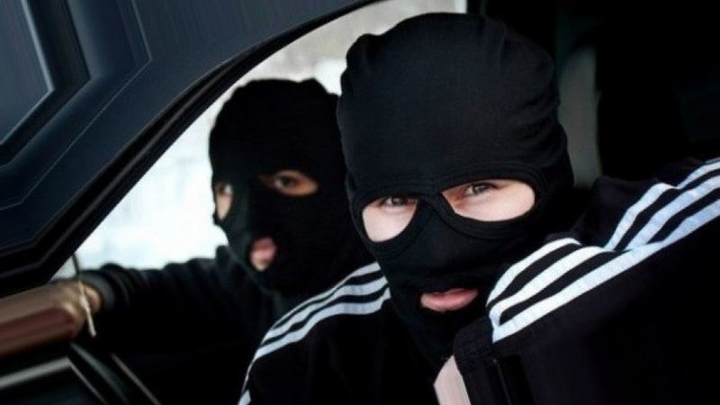  В Сургуте двое грабителей напали на людей в автомобиле 