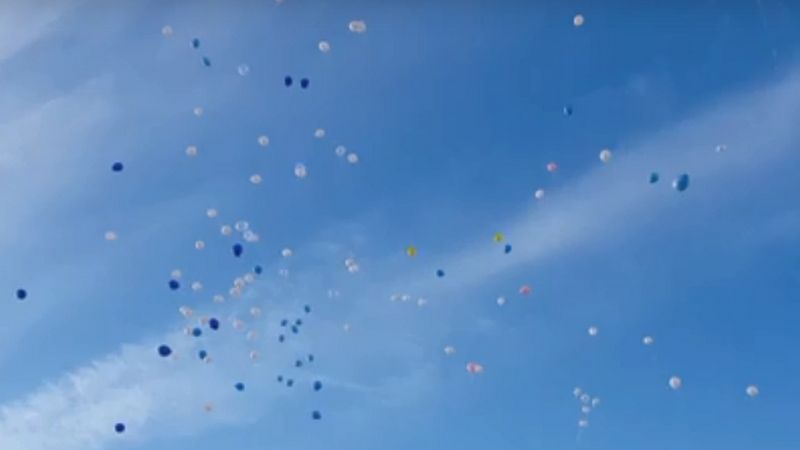 Сургутяне запустили в небо сотни белых шаров в память о трагедии в Кемерово. ВИДЕО