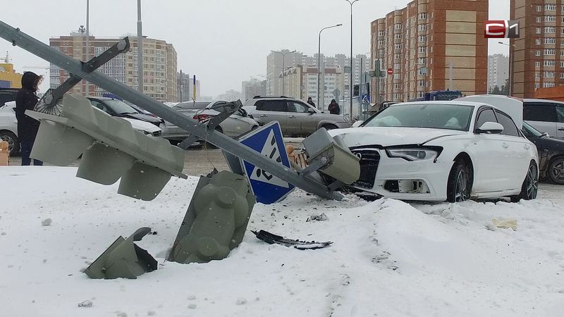 Тройное ДТП в Сургуте: одна из машин снесла светофорный столб
