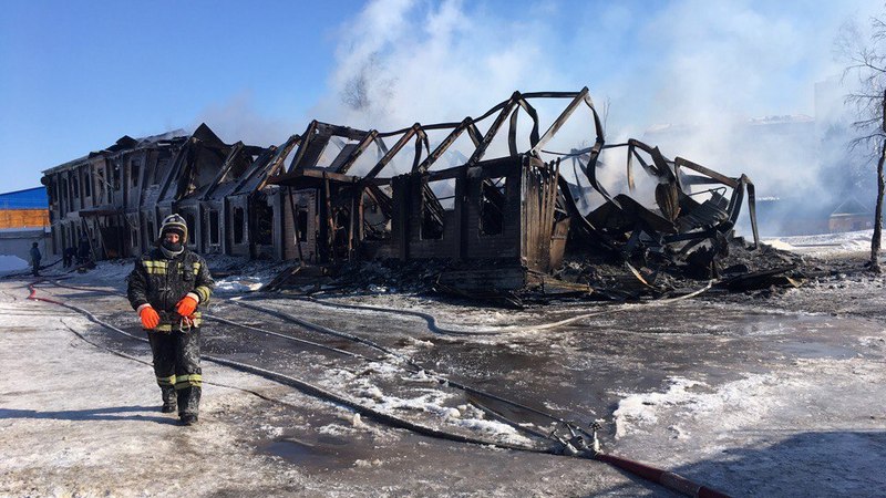 В Югре на месте крупного пожара в многоквартирном доме найден труп человека