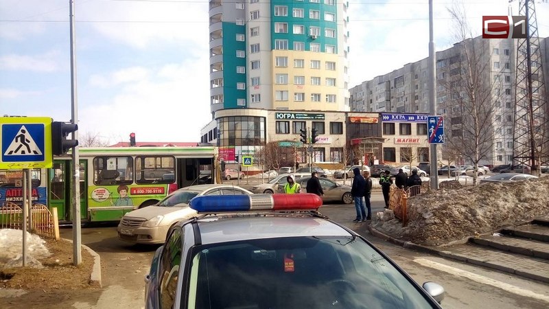 В Сургуте столкнулись автобус и "Ниссан", пострадал ребенок