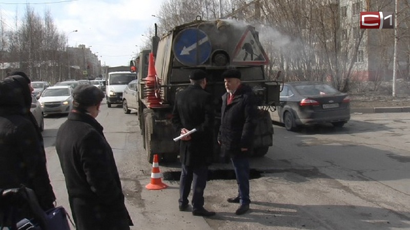 В Сургуте стартовал ямочный ремонт дорог, как идет дело, лично проверил глава города