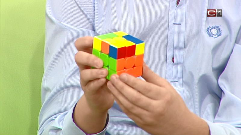 Успеть за 60 секунд: сургутский школьный чемпион по сборке кубика Рубика раскрыл секрет 