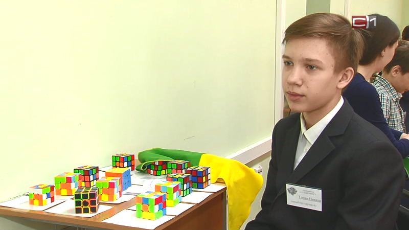  В Сургуте впервые прошли соревнования среди школьников по спидкубингу