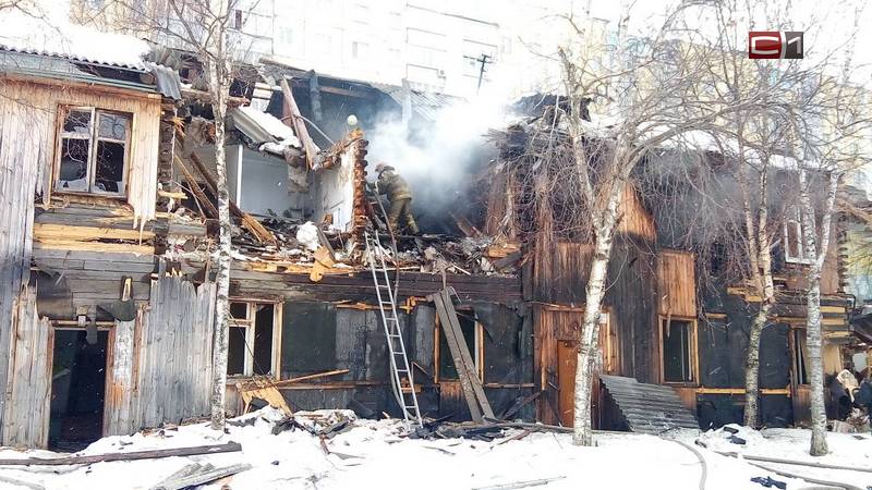 В Сургуте горит двухэтажный деревянный дом. ВИДЕО