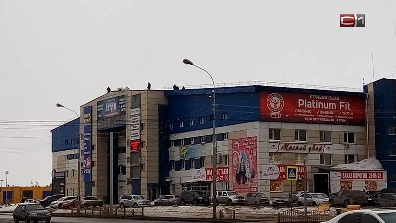 Эвакуация в сургутском ТЦ «Богатырь» из-за пожара. ФОТО
