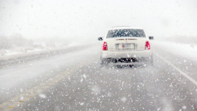 Югру накрыло снегопадами. Автоинспекторы призывают к бдительности на дорогах