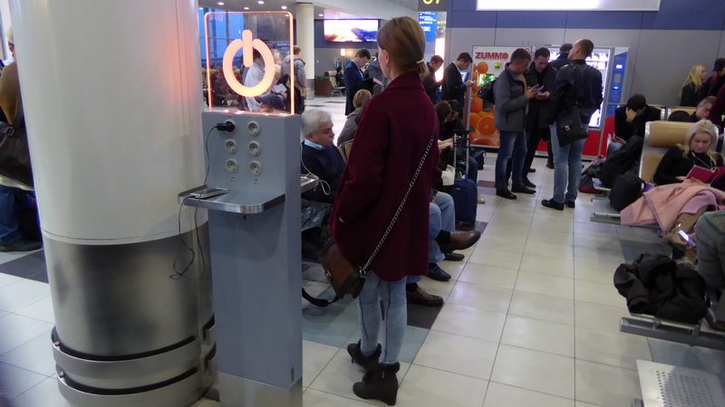 В аэропортах Москвы запретили лежать на сиденьях и переодеваться в туалетах
