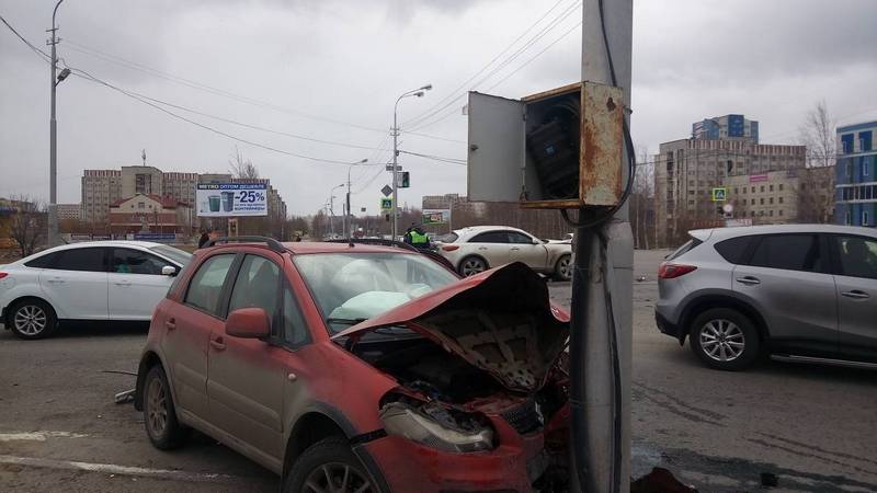 В ДТП на перекрестке в Сургуте иномарку занесло в столб. ФОТО