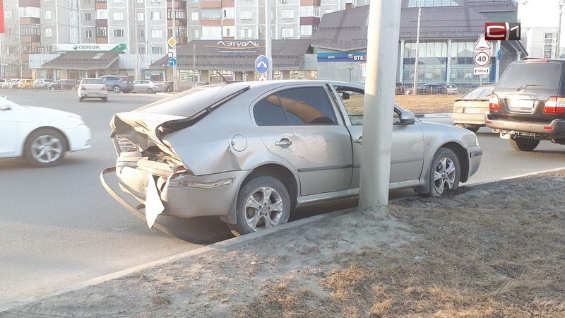 В Сургуте один автомобиль снёс другой вместе со стоявшим рядом человеком. ФОТО