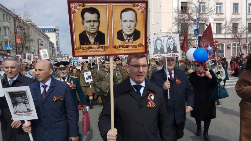 Владимир Якушев прошёл в Бессмертном полку с портретами дедов вместе с 80 тысячами тюменцев