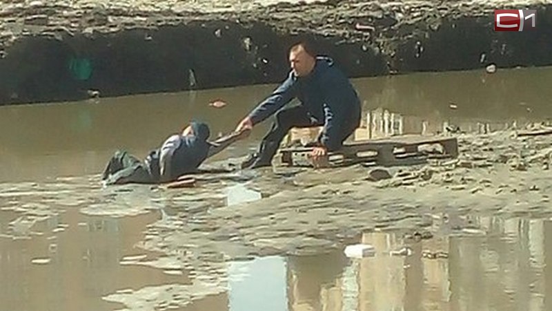 В Тюмени ребенка едва не засосало в строительное «болото» 