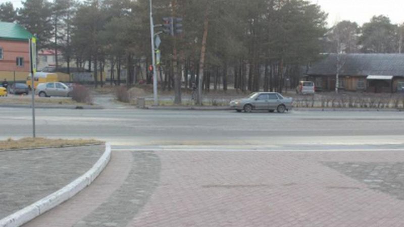 В Сургуте водитель сбил переходившую дорогу на «красный» школьницу