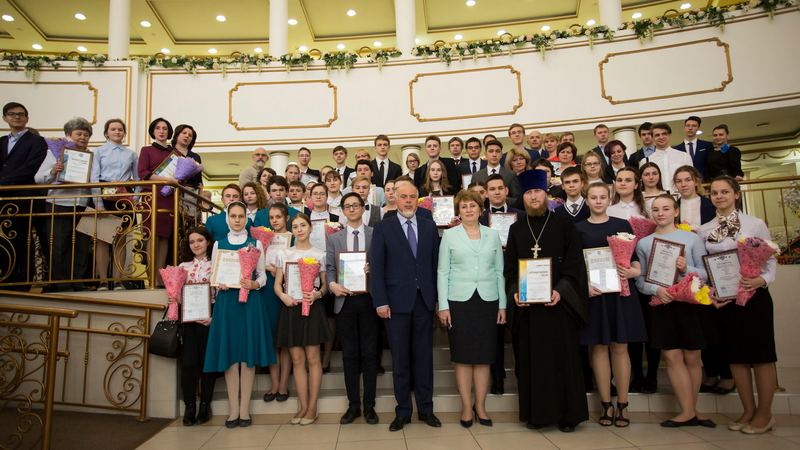 Умники и умницы. Глава Сургута наградил школьников — победителей всероссийских олимпиад