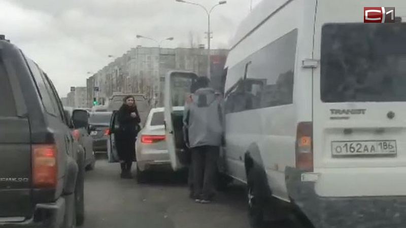 В Сургуте водитель маршрутки потерял управление и врезался в «Ауди»