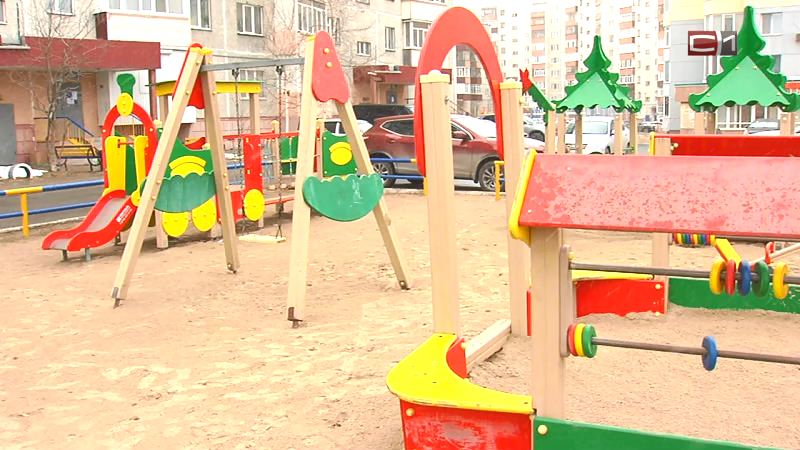   Сургутские чиновники проверяют детские площадки во дворах