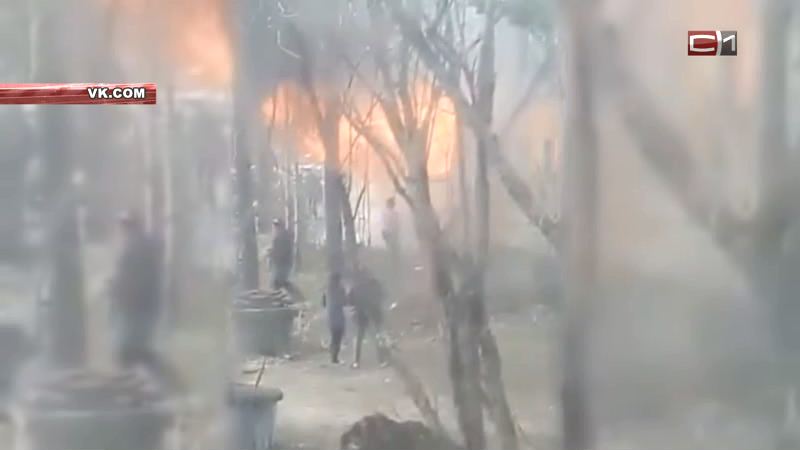  В посёлке Юность загорелся жилой дом - огонь уничтожил несколько квартир 