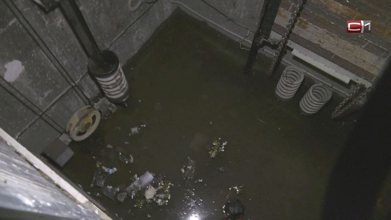  «Чуть-чуть затопили». В одном из домов Сургута лифт превратился в душевую кабину
