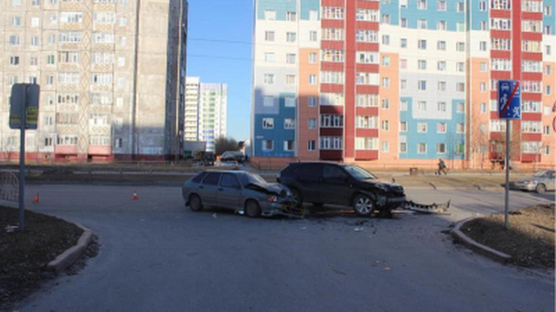 Два человека пострадали в аварии, произошедшей накануне в Сургуте