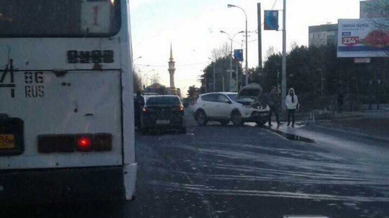 Невнимательность и опасная езда: за сутки в Сургуте произошло более 30 аварий