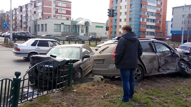 В Сургуте при столкновении двух иномарок пострадали водитель и юный пассажир. ФОТО