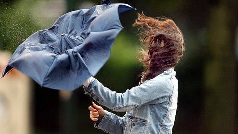 В МЧС Югры предупреждают о сильном ветре на территории округа