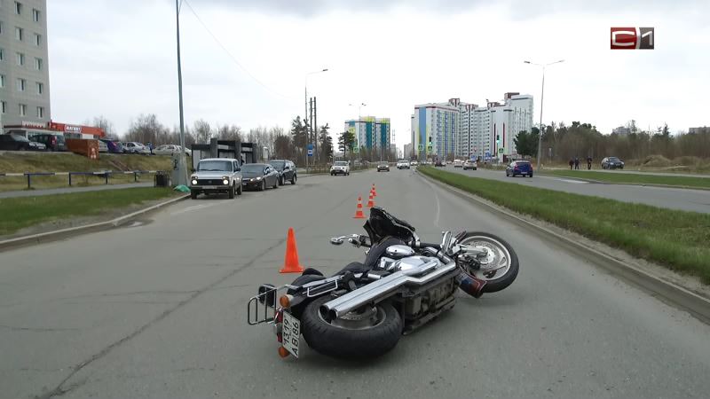 В Сургуте мотоциклист сбил пешехода. Девушка в реанимации